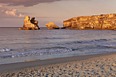 Felsige Küste in der Nähe von Torre dell'Orso, Due Sorello Felsen (Zwei Schwestern) bei Sonnenuntergang, Adria, Provinz Lecce, Salentine Halbinsel, Apulien, Italien, Mittelmeer, Europa