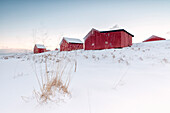 Frischer Schnee umgibt die typischen Fischerhäuser Rorbu im Winter, Eggum, Vestvagoy (Vest-Vagoy) Insel, Lofoten, Arktis, Norwegen, Skandinavien, Europa