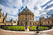 Radcliffe Kamera mit Radfahrer, Oxford, Oxfordshire, England, Großbritannien, Europa