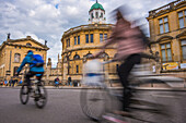 Radfahrer vorbei an Sheldonian Theatre, Oxford, Oxfordshire, England, Großbritannien, Europa