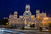 Plaza de Cibeles (Palacio de Comunicaciones) in der Dämmerung, Plaza de Cibeles, Madrid, Spanien, Europa