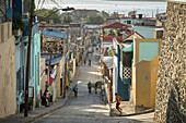 Straßenszene im Tivoli-Viertel, Santiago de Cuba, Kuba, Westindische Inseln, Karibik, Mittelamerika