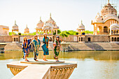 Weibliche Touristen stehen vor dem Tempel während des Holi-Festivals, Vrindavan, Uttar Pradesh, Indien, Asien