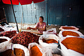 Eine Frau verkauft Gewürze auf einem Marktstand in Shan State, Myanmar (Burma), Asien