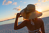 Frau am Strand von Olhuveli Beach und Spa Resort, Süd-Male-Atoll, Kaafu-Atoll, Malediven, Indischer Ozean, Asien