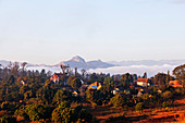 Ambalavao Stadt und Berglandschaft, zentraler Bereich, Madagaskar, Afrika