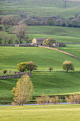 Stein Scheune im Yorkshire Dales Nationalpark, Yorkshire, England, Großbritannien, Europa
