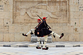 Evzone Soldaten, Wechseln der Wache, Grabmal des Unbekannten Soldaten, Parlamentsgebäude, Syntagma-Platz, Athen, Griechenland, Europa