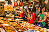 Kunden in der Warteschlange an beschäftigt lokalen japanischen Teriyaki Lebensmittel Stall, Nishiki Markt (Kyoto's Kitchen), Downtown Kyoto, Japan, Asien