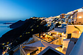 Blick auf die Ägäis vom typisch griechischen Dorf Firostefani in der Dämmerung, Santorini, Kykladen, griechische Inseln, Griechenland, Europa