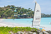 Das Resort am Karibischen Meer und Boote für Touristen, Jolly Beach, Antigua, Antigua und Barbuda, Leeward Islands, Westindische Inseln, Karibik, Mittelamerika