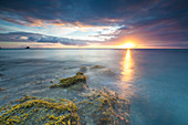 Die Lichter des Sonnenuntergangs spiegeln sich im blauen Meer Hawksbill Bay, Antigua, Antigua und Barbuda, Leeward Inseln, Westindische Inseln, Karibik, Mittelamerika
