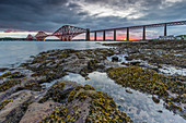 Dawn bricht über die Forth Rail Bridge, das UNESCO-Weltkulturerbe und den Firth of Forth, South Queensferry, Edinburgh, Lothian, Schottland, Großbritannien, Europa