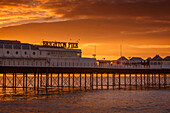 Brighton Pier bei Sonnenaufgang, Brighton, East Sussex, Sussex, England, Großbritannien, Europa