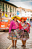 Zwei Cholita peruanische Mädchen und ihre Lämmer, Cusco, Peru, Südamerika