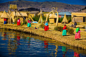 Quechua indianische Familie auf schwimmenden Gras Inseln von Uros, Titicacasee, Peru, Südamerika
