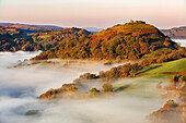 Die mittelalterliche Burg Dinas Bran steht über dem Nebel und Nebel auf einem Herbstmorgen, Denbighshire, Wales, Großbritannien, Europa