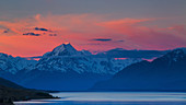 Die letzten Strahlen der untergehenden Sonne schlagen den Gipfel des Aoraki (Mount Cook) jenseits der Ufer des Lake Pukaki in den südlichen Alpen, dem UNESCO-Weltkulturerbe Canterbury, Südinsel, Neuseeland, Pazifik