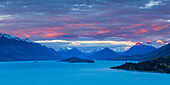 Der Berg Earnslaw und die benachbarten Berggipfel in den südlichen Alpen sind mit den letzten Strahlen der Sonne über den See Wakatipu, Otago, Südinsel, Neuseeland, Pazifik beleuchtet