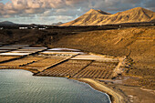 Janubio-Salzpfanne an der Südwestküste, eine Touristenattraktion, aber auch eine aktive Salzproduktionsfirma, Lanzarote, Kanarische Inseln, Spanien, Atlantik, Europa