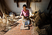 Eine Frau macht Regenschirme aus Bambus mit einer traditionellen Methode in Shan State, Myanmar (Burma), Asien