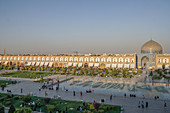 Blick über Naqsh-e (Imam) Platz, UNESCO Weltkulturerbe, von Ali Qapu Palast gegenüber Scheich Lotfollah Moschee, Isfahan, Iran, Mittlerer Osten