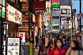 Eine überfüllte Straße in der Nacht im Ginza Bezirk von Tokio, Japan, Asien