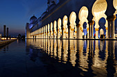 Scheich Zayed Moschee in der Dämmerung, Abu Dhabi, Vereinigte Arabische Emirate, Mittlerer Osten