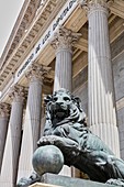 Spanien, Madrid, Löwenstatue auf dem Kongress der Abgeordneten (Congreso de los Diputados)