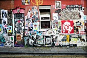 Straßenkunst und Graffiti auf Hauswand. Grimsby St. East End, London, England