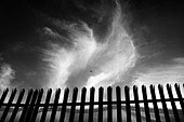 Industriegebiet mit Zaun. Flugzeug fliegen in einem bewölkten Himmel. London, England