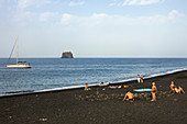 Schwarzer Strand auf Stromboli, Liparische Inseln, Äolische Inseln, Tyrrhenisches Meer, Mittelmeer, Italien, Europa