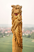 Teufel aus Holz geschnitzt an Teufelsmauer bei Weddersleben nahe Quedlinburg, Harz Nationalpark, Sachsen-Anhalt, Deutschland