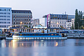 Floating Lounge und Hostel am Flussufer Spree, in der Nähe von Oberbaum Brücke, East Side Hotel, Friedrichsshain, Kreuzberg, Berlin