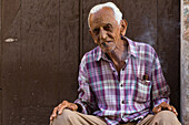 Alter Mann mit Zigarre, Stadtleben in Habana Vieja, Havana Centrum, Kuba