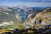 Watzmann, Königssee, Obersee, Wanderer am Zustieg Großes Teufelshorn, Nationalpark Berchtesgaden, Berchtesgadener Land, Bayern, Deutschland, Europa