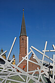 Fassadendekoration eines Parkhaus, im Hintergrund die Theatinerkirche und Griechisch-Orthodoxe Salvatorkirche, Altstadt, München, Oberbayern, Bayern, Deutschland