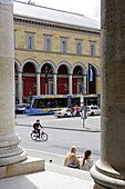 Blick durch die Säulen des Nationaltheater auf die Arkaden der Alten Hauptpost, Max-Joseph-Platz, München, Oberbayern, Bayern, Deutschland