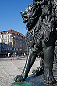 Löwe am Sockel des Denkmal Max-Joseph I., Max-joseph-Platz, München, Oberbayern, Bayern, Deutschland