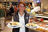 Bedienung im Bistro von Fisch Witte, Viktualienmarkt, München, Oberbayern, Bayern, Deutschland