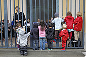 Kinder hören Konzert in der Vorhalle der Josephskirche zu, Maxvorstadt, München, Oberbayern, Bayern, Deutschland