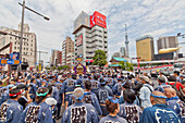 Japaner im indigoblauen Yukata und Trageschrein während des Sanja Festival, Asakusa, Taito-ku, Tokio, Japan