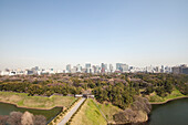 Kaiserpalast Gelände mit Bankenviertel Marunouchi im Hintergrund, Chiyoda-ku, Tokio, Japan