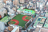 Baseballfeld und Sportgelände gesehen von Aussichtsplattform Sunshine City Ikebukuro, Toshima-ku, Tokio, Japan