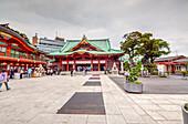 Kanda-Myojin Schrein mit Besuchern bei wolkigem Himmel, Kanda, Chiyoda-ku, Tokio, Japan