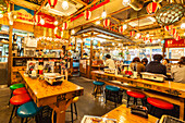 Junge Leute essen und trinken in einer japanischen Kneipe im Shinjuku, Tokio, Japan