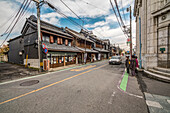 Ältere Damen warten auf Taxi an Kurazukuri Straße in Kawagoe, Saitama Präfektur, Japan