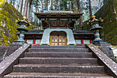 Gold verzierte Gebäude und Bronzelaternen am Taiyu-in, Nikko, Tochigi Präfektur, Japan