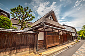 Altes Haus mit Schilfdach in Sagatoriimoto, Kyoto, Japan