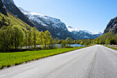 Frühling, Tal, Berge, Strasse, Romsdal, Norwegen, Europa